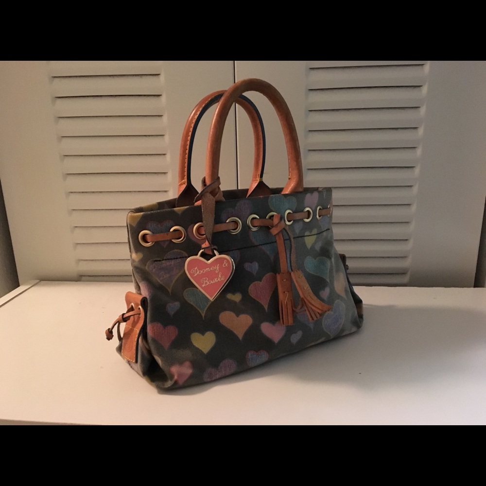 Small and classic DB hand tote.